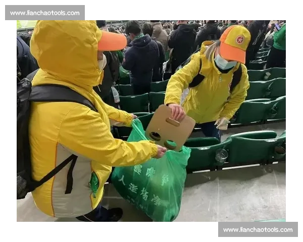 南京球迷 “人走场净” 赛场内外皆风景